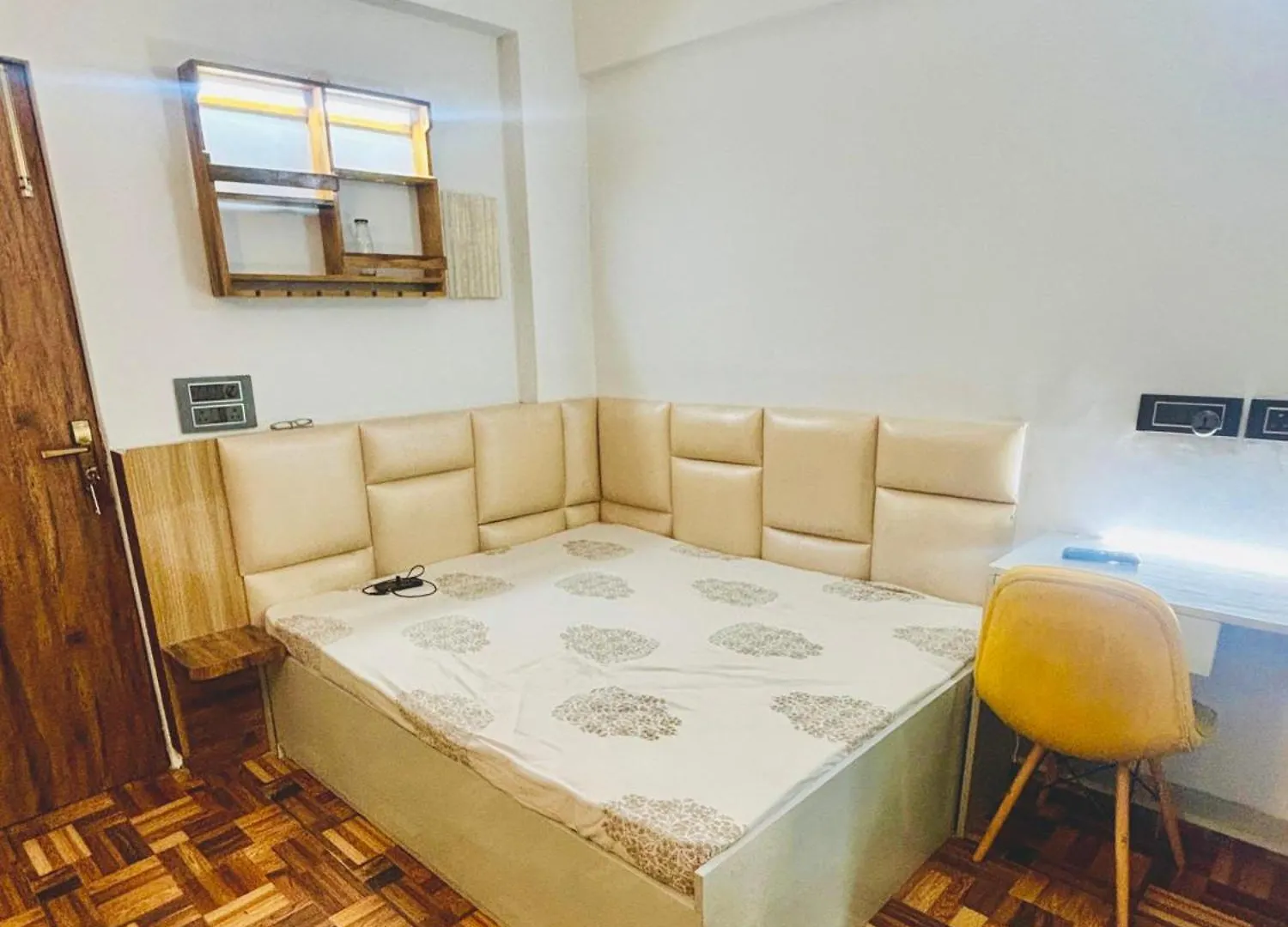 Super Luxury Independent Studio Γκουργκάον
